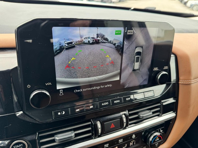 Nissan Pathfinder Vehicle Full-screen Gallery Image 24