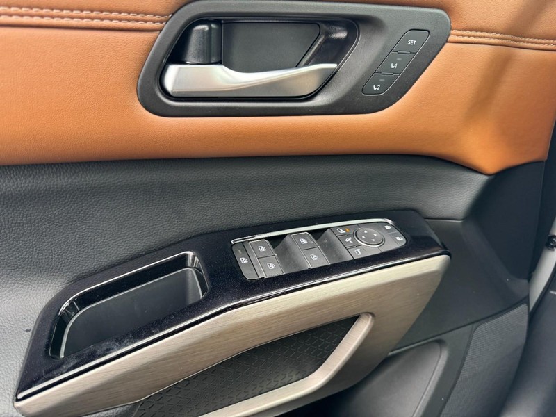 Nissan Pathfinder Vehicle Full-screen Gallery Image 25