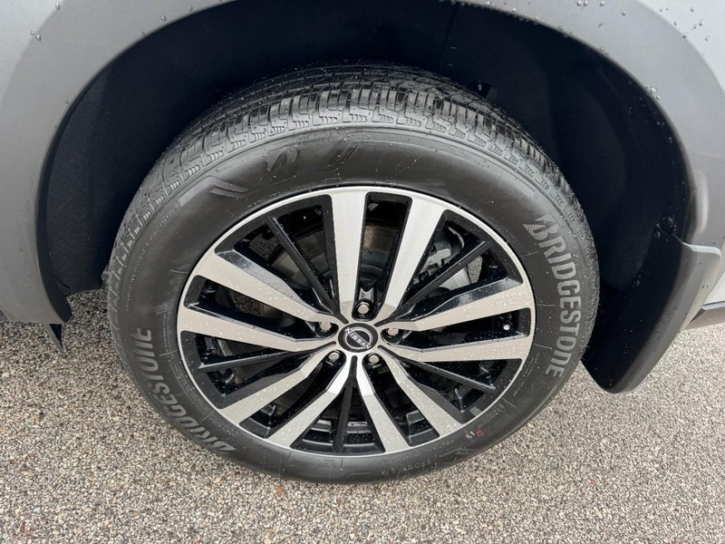 Nissan Pathfinder Vehicle Full-screen Gallery Image 27