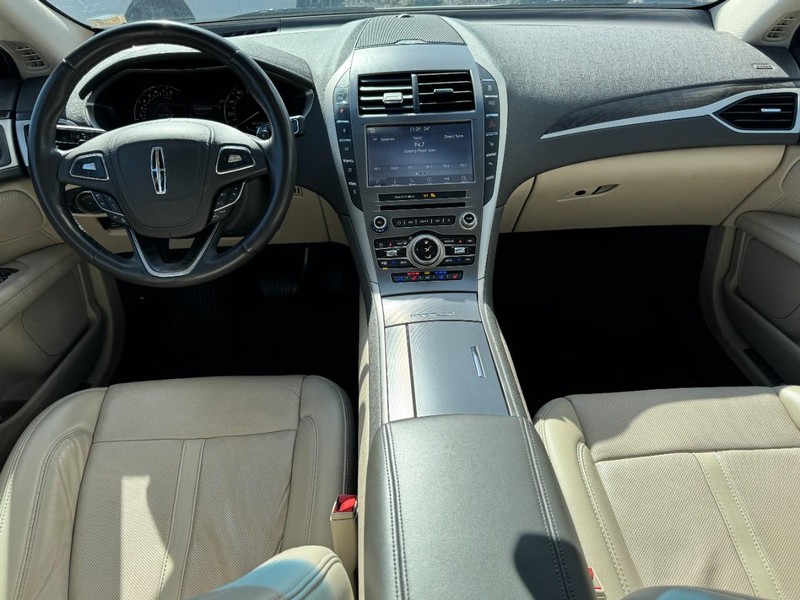 Lincoln MKZ Vehicle Full-screen Gallery Image 09