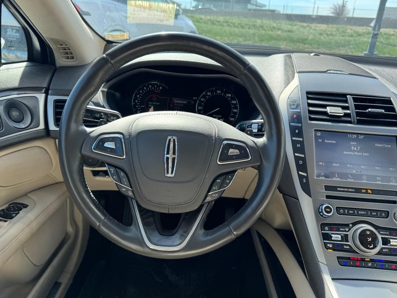Lincoln MKZ Vehicle Full-screen Gallery Image 10