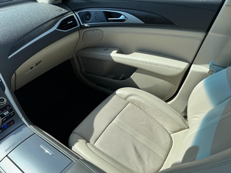 Lincoln MKZ Vehicle Full-screen Gallery Image 11