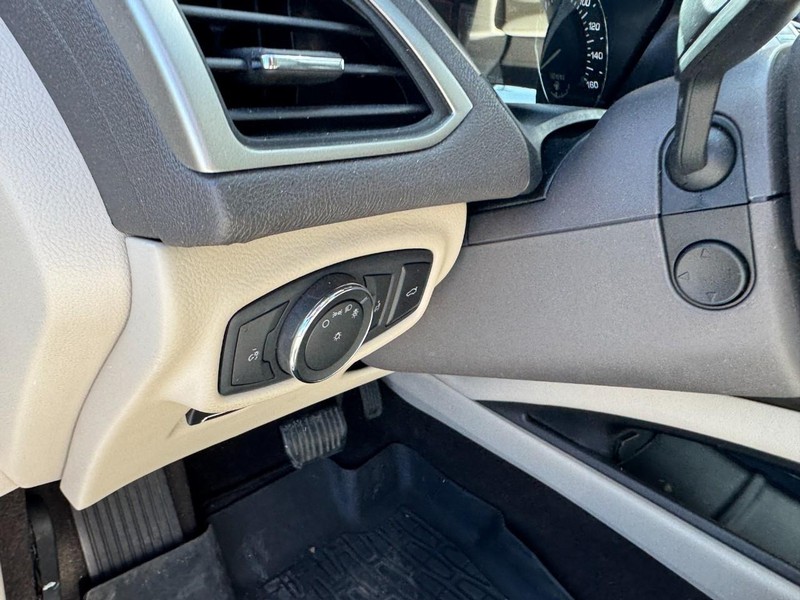 Lincoln MKZ Vehicle Full-screen Gallery Image 14