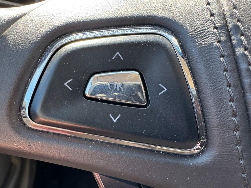 Lincoln MKZ Vehicle Full-screen Gallery Image 16