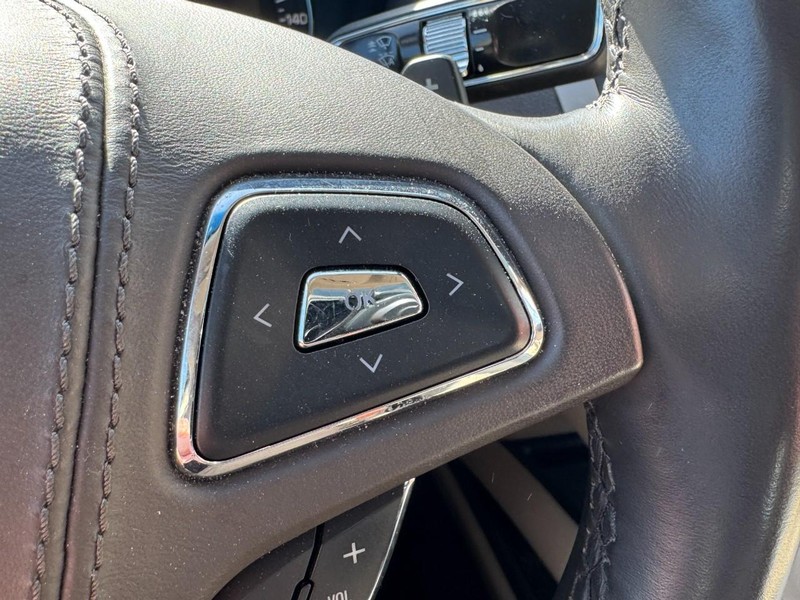 Lincoln MKZ Vehicle Full-screen Gallery Image 17