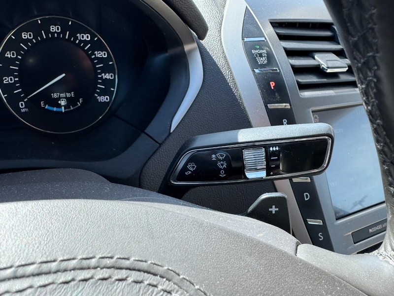 Lincoln MKZ Vehicle Full-screen Gallery Image 19