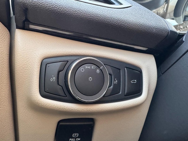 Lincoln MKZ Vehicle Full-screen Gallery Image 20