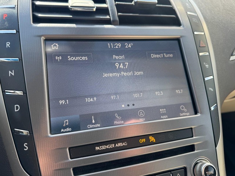 Lincoln MKZ Vehicle Full-screen Gallery Image 21