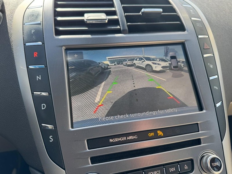 Lincoln MKZ Vehicle Full-screen Gallery Image 24