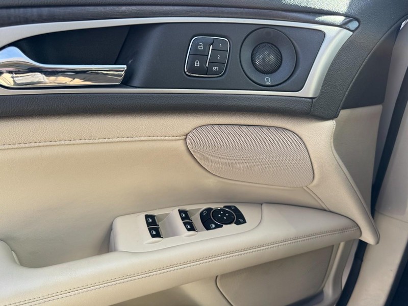 Lincoln MKZ Vehicle Full-screen Gallery Image 25