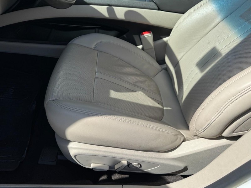 Lincoln MKZ Vehicle Full-screen Gallery Image 26