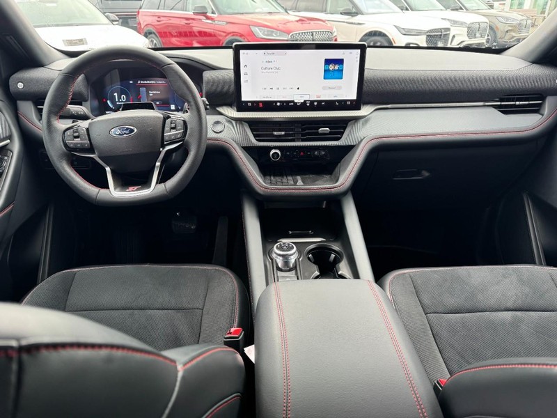 Ford Explorer Vehicle Full-screen Gallery Image 09