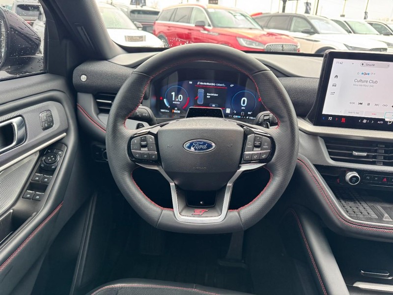 Ford Explorer Vehicle Full-screen Gallery Image 10