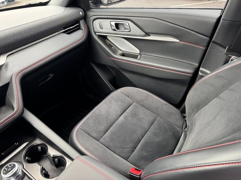 Ford Explorer Vehicle Full-screen Gallery Image 11