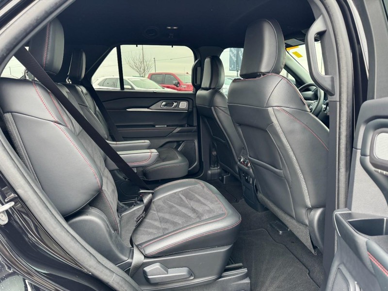 Ford Explorer Vehicle Full-screen Gallery Image 13