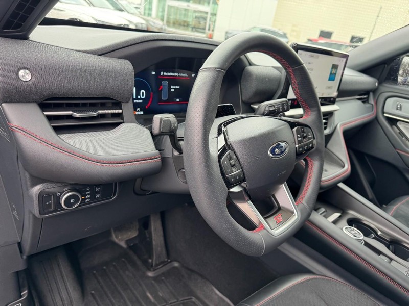 Ford Explorer Vehicle Full-screen Gallery Image 15