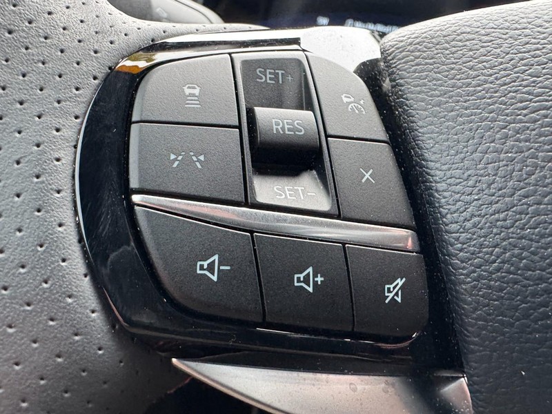 Ford Explorer Vehicle Full-screen Gallery Image 16