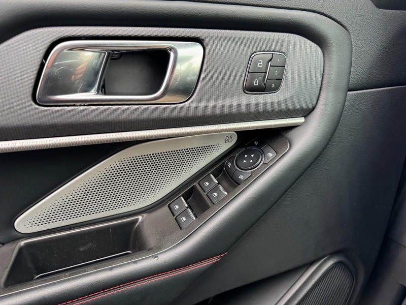 Ford Explorer Vehicle Full-screen Gallery Image 25