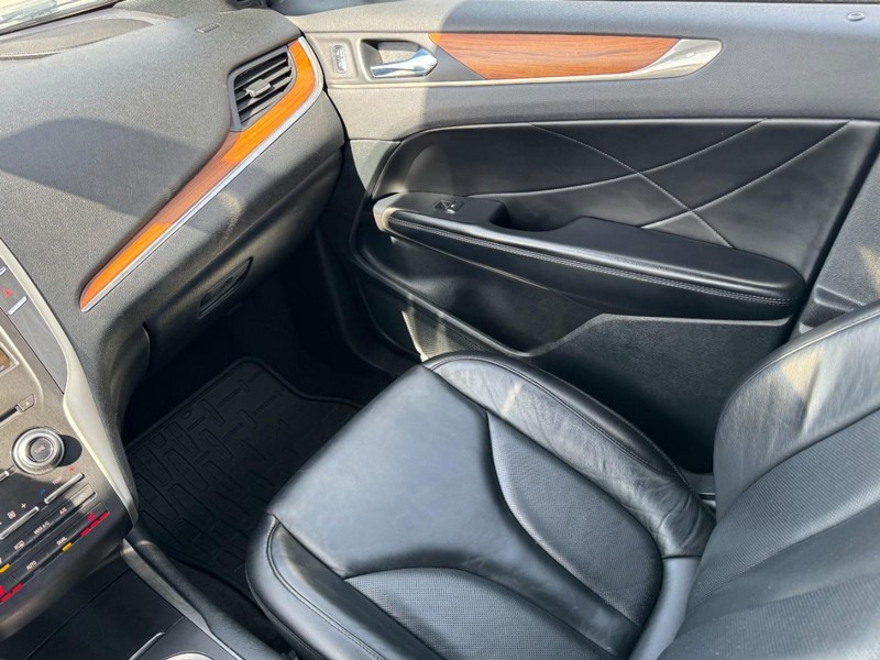 Lincoln MKC Vehicle Full-screen Gallery Image 11