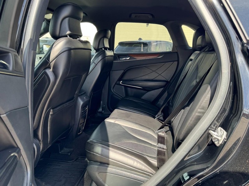 Lincoln MKC Vehicle Full-screen Gallery Image 12