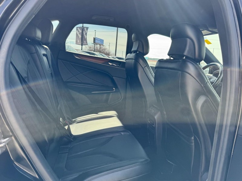 Lincoln MKC Vehicle Full-screen Gallery Image 13