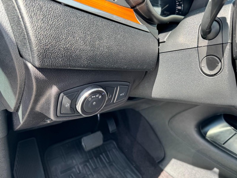 Lincoln MKC Vehicle Full-screen Gallery Image 14