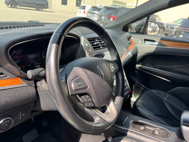 Lincoln MKC Vehicle Full-screen Gallery Image 15