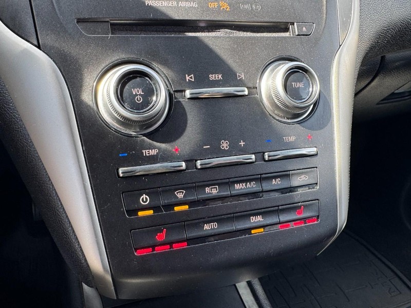 Lincoln MKC Vehicle Full-screen Gallery Image 17