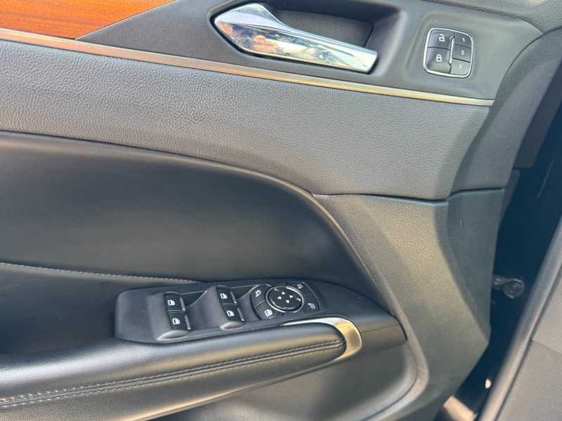 Lincoln MKC Vehicle Full-screen Gallery Image 25