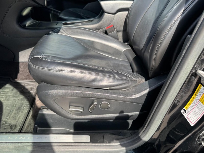 Lincoln MKC Vehicle Full-screen Gallery Image 26