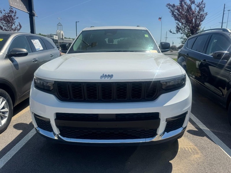 Jeep Grand Cherokee L Vehicle Full-screen Gallery Image 02