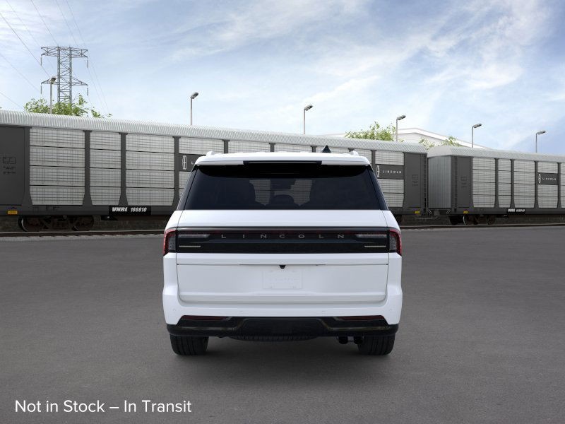 Lincoln Navigator Vehicle Full-screen Gallery Image 05