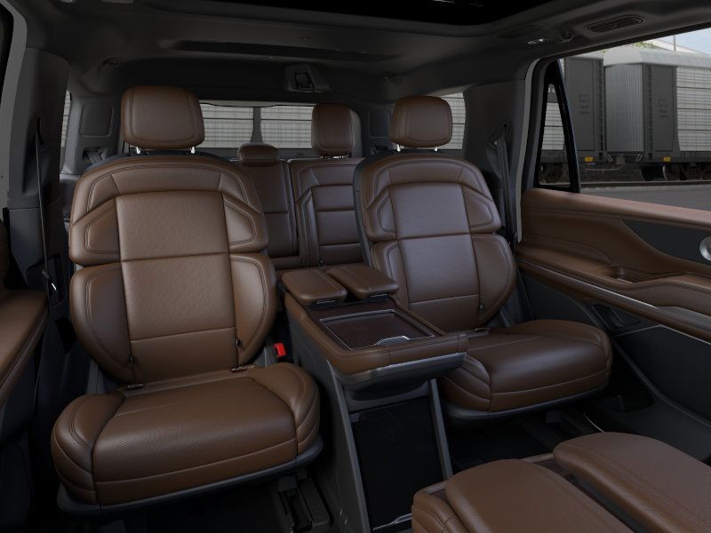 Lincoln Navigator Vehicle Full-screen Gallery Image 11