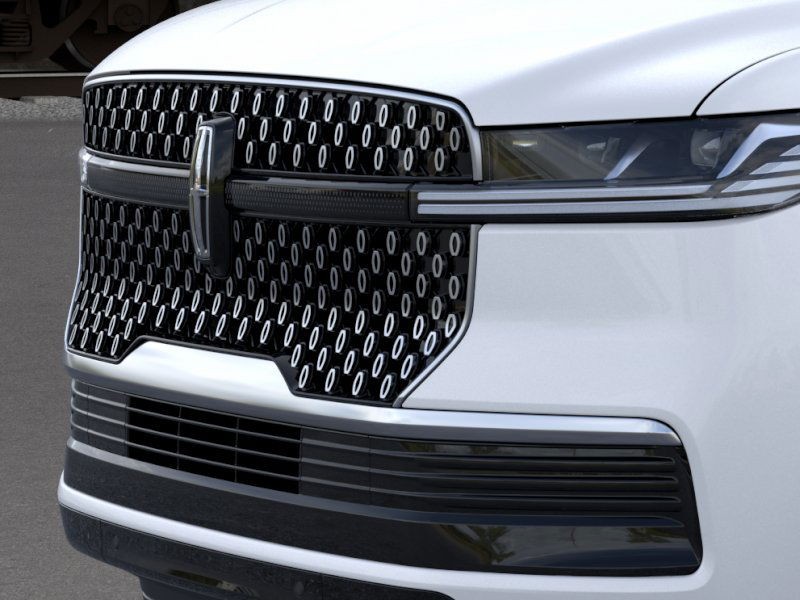 Lincoln Navigator Vehicle Full-screen Gallery Image 17