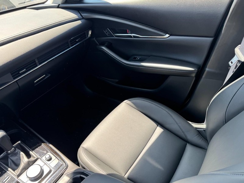 Mazda CX-30 Vehicle Full-screen Gallery Image 11