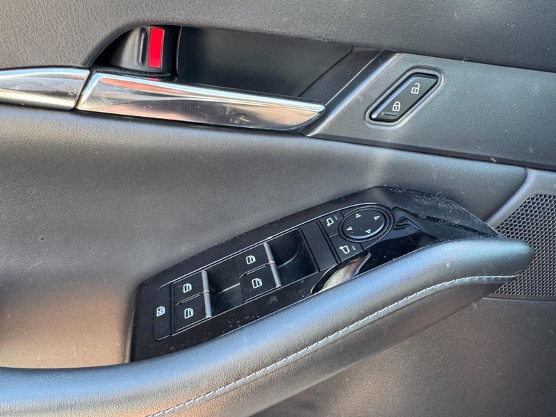 Mazda CX-30 Vehicle Full-screen Gallery Image 25