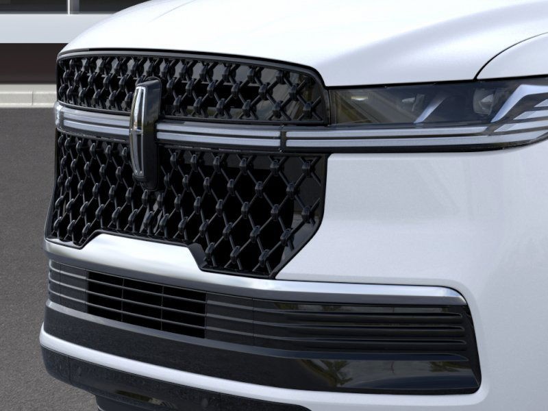 Lincoln Navigator Vehicle Full-screen Gallery Image 17