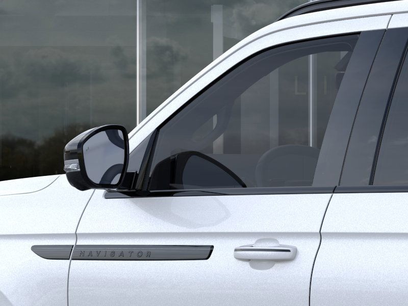 Lincoln Navigator Vehicle Full-screen Gallery Image 20