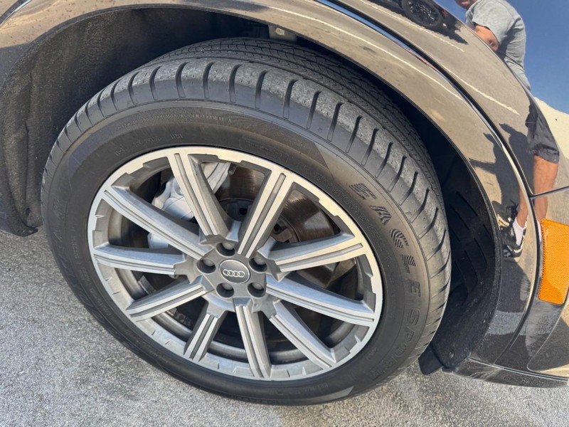 Audi Q7 Vehicle Full-screen Gallery Image 04