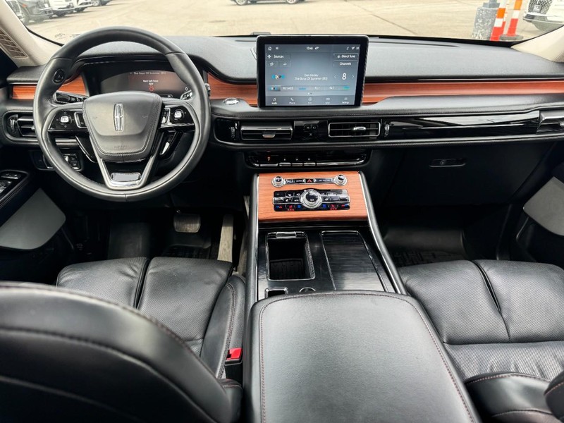 Lincoln Aviator Vehicle Full-screen Gallery Image 09