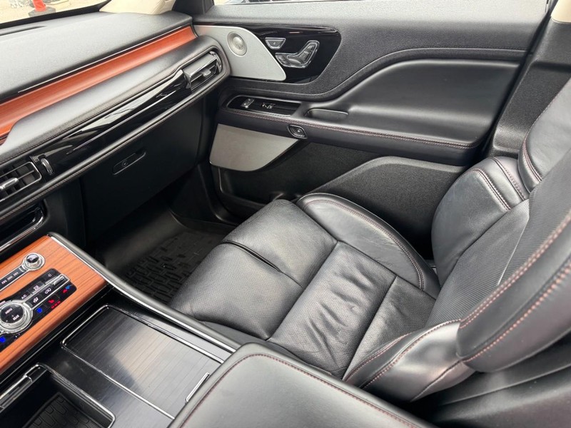 Lincoln Aviator Vehicle Full-screen Gallery Image 11