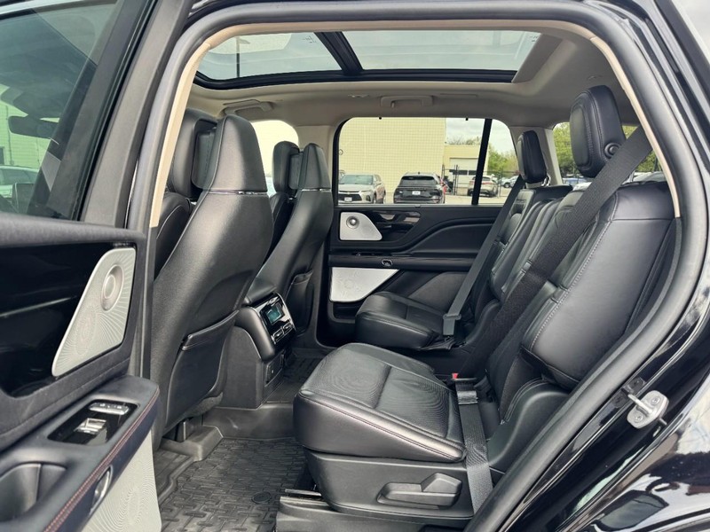 Lincoln Aviator Vehicle Full-screen Gallery Image 12