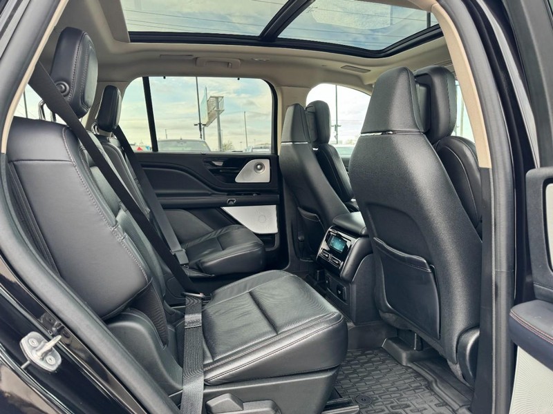 Lincoln Aviator Vehicle Full-screen Gallery Image 13