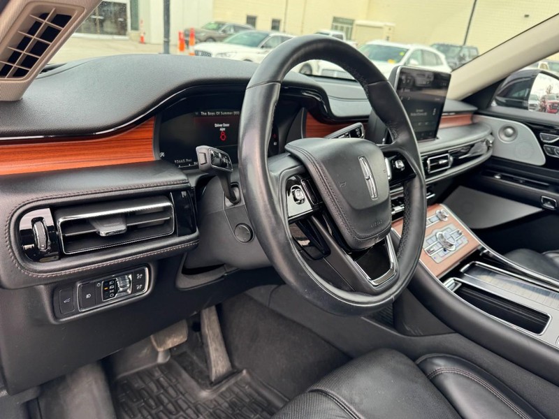 Lincoln Aviator Vehicle Full-screen Gallery Image 15