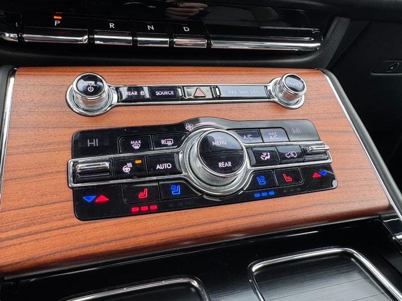 Lincoln Aviator Vehicle Full-screen Gallery Image 17