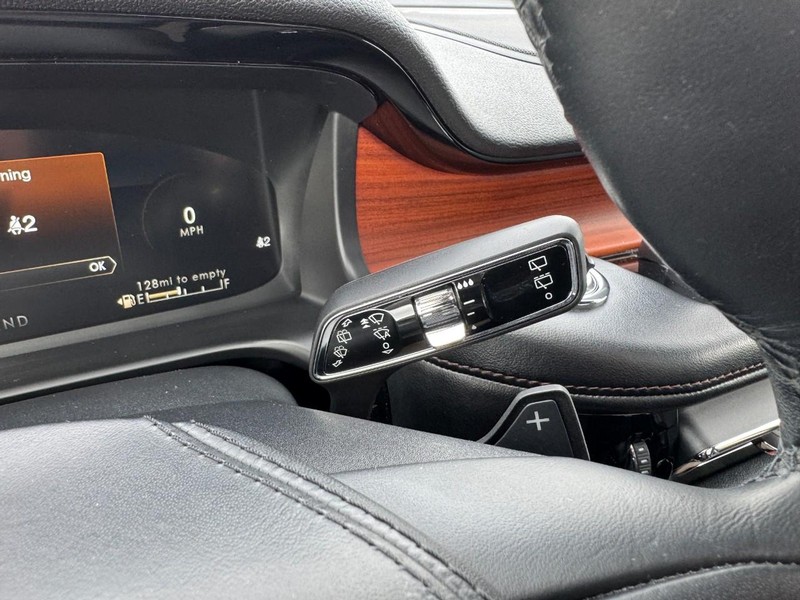 Lincoln Aviator Vehicle Full-screen Gallery Image 21