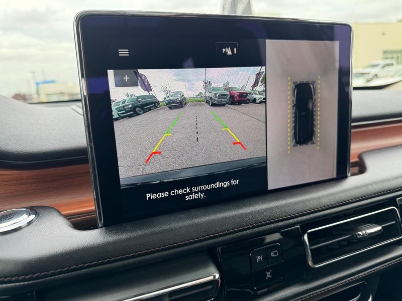 Lincoln Aviator Vehicle Full-screen Gallery Image 24