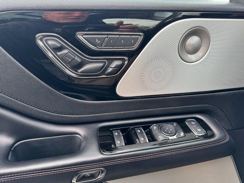 Lincoln Aviator Vehicle Full-screen Gallery Image 25