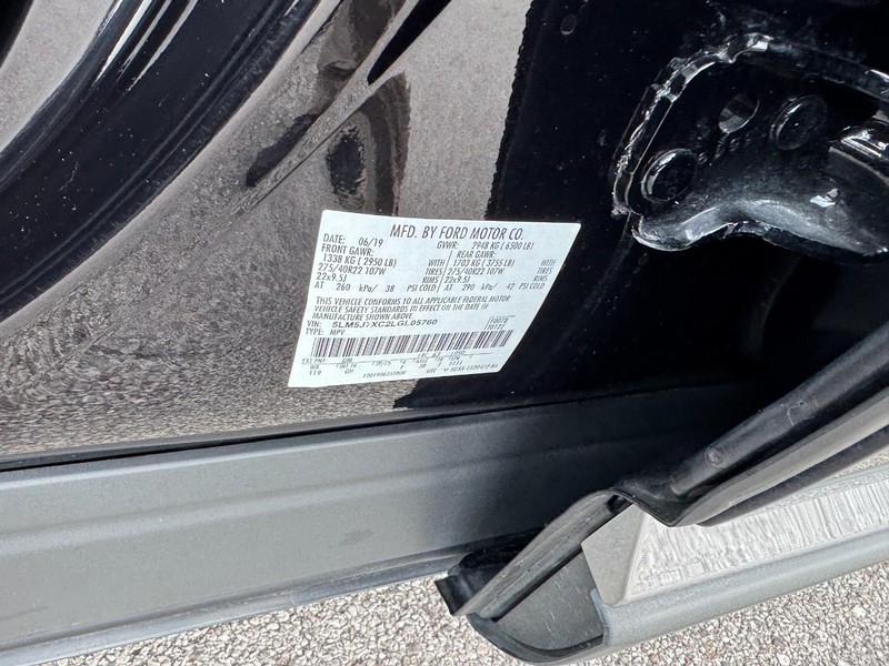 Lincoln Aviator Vehicle Full-screen Gallery Image 28