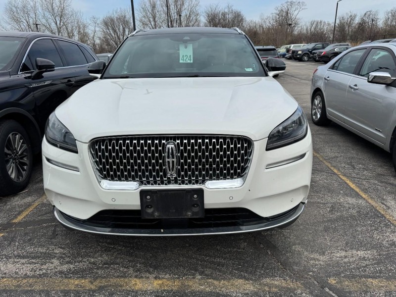 Lincoln Corsair Vehicle Full-screen Gallery Image 02